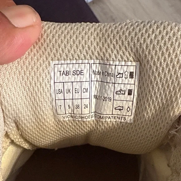 Vionic women’s Beige Velcro Sneakers - Picture 7 of 7